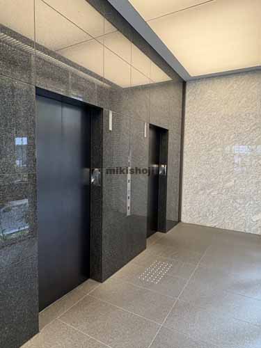 新橋の京阪神御成門ビル エレベーターホール2