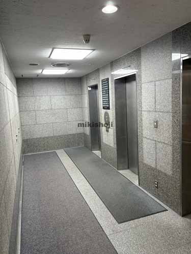 新宿　ＥＡＳＴ ＣＯＵＲＴ エレベーターホール1