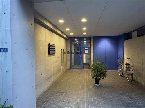 漆原ビル エントランス1