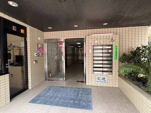 神楽坂・神楽河岸の末よしビル エントランス1