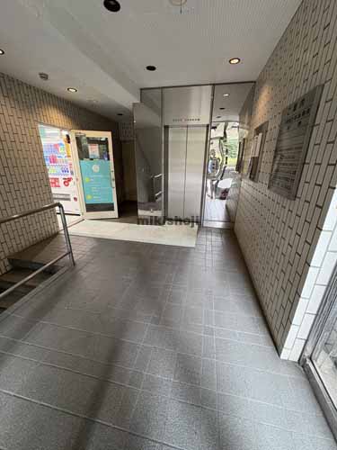 岸浪ビル エントランス2