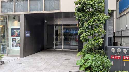 四谷のクロスシー新宿御苑前ビル エントランス1