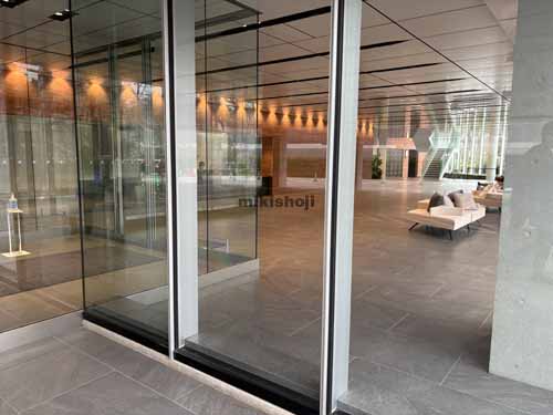 共同印刷株式会社　本社ビル エントランス1