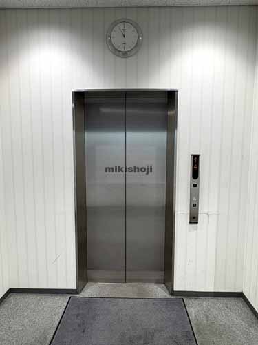 築地の日刊スポーツビル エレベーターホール2